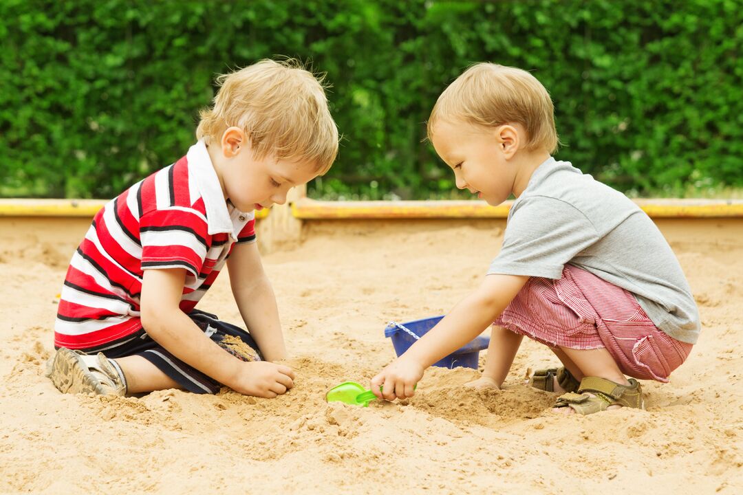 children get infected with worms in the sandbox