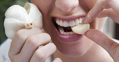 Eating garlic for the treatment of parasites